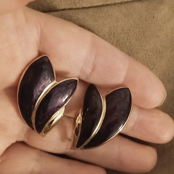 Vintage Trifari TM Clip Earrings - Picture 5 of 11